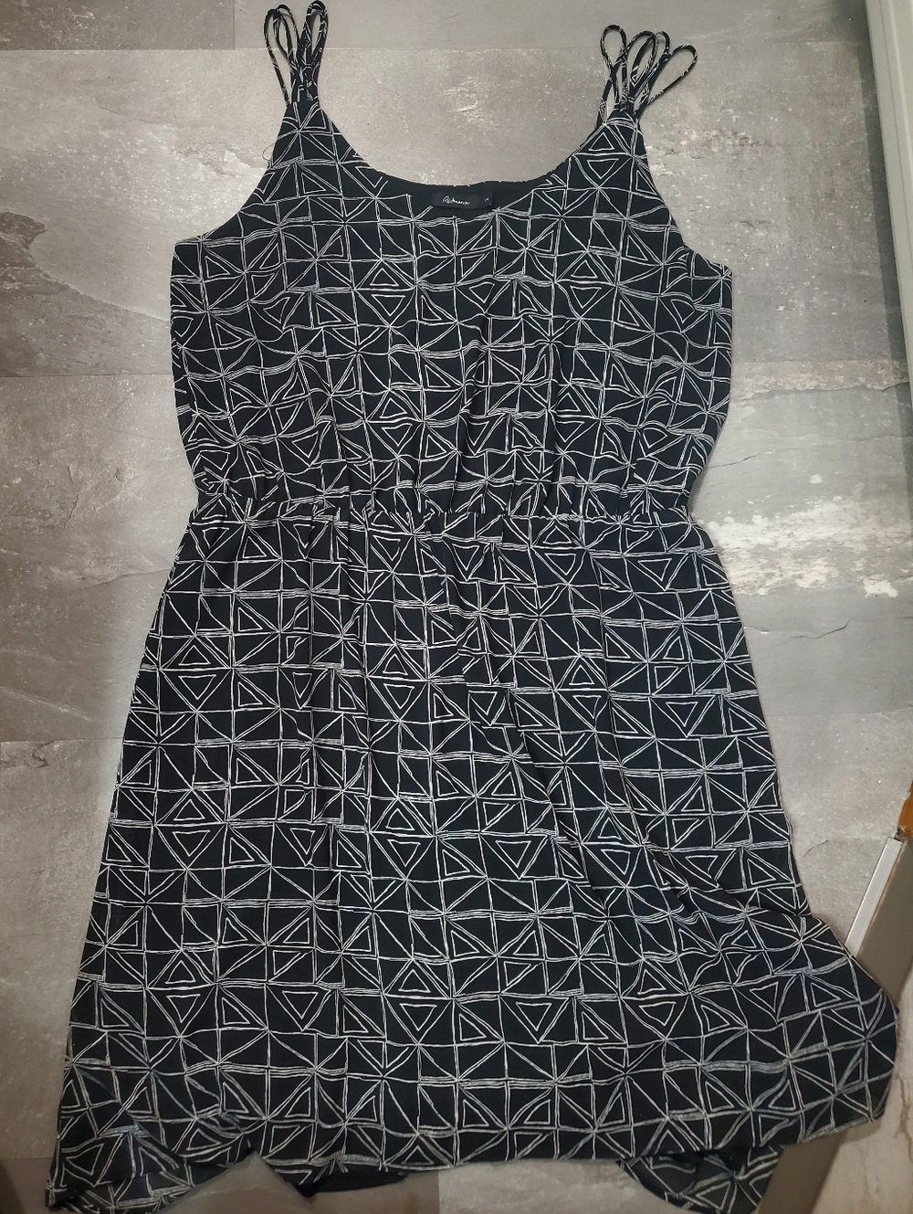 Reitmans Black & White Geometric Print 4 Spaghetti Straps Dress. Slight V-Neck L